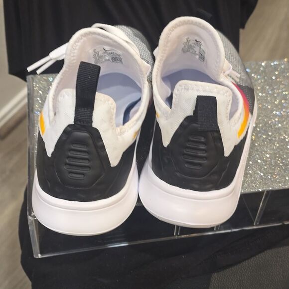 Nike Free TR 8 Athletic Shoes- Black/Laser Fuschia - Picture 10 of 11